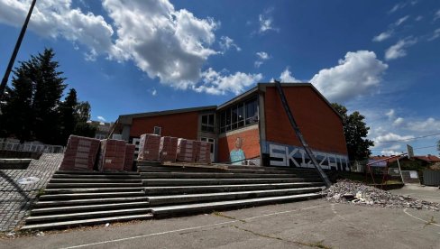 LETNJI RASPUST U SMEDEREVU KORISTE ZA ADAPTACIJU ŠKOLA: Novi krov u Ekonomskoj školi