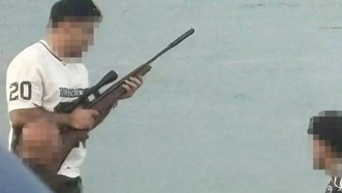 MUŠKARAC SA PUŠKOM NA PLAŽI: Građani odmah zvali policiju, a onda je usledilo nešto potpuno neočekivano (FOTO)