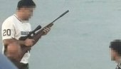 МУШКАРАЦ СА ПУШКОМ НА ПЛАЖИ: Грађани одмах звали полицију, а онда је уследило нешто потпуно неочекивано (ФОТО)