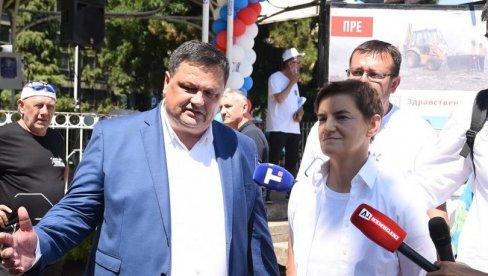 БРНАБИЋ ИЗ ЗЕМУНА СА НАРОДОМ: Хтели су да изазову грађански рат, али Србија није насела на подвале