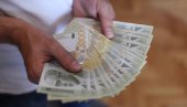 ЛЕЖЕ НОВАЦ: Најављено нових 10.000 динара једнократне помоћи - Ево ко на њу има право!