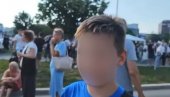 БЛОКАДЕРСКИ НОВИНАР ТЕРА ДЕТЕ ДА ПЕВА ПОЛИТИЧКЕ ПЕСМЕ: Језива злоупотреба деце у Новом Саду (ВИДЕО)