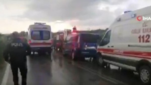 МИНИБУС ПУН ТУРИСТА ИЗЛЕТЕО СА ПУТА, БРОЈЕ СЕ МРТВИ: Језив снимак са лица места, стравичан удес у Турској