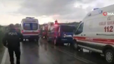 МИНИБУС ПУН ТУРИСТА ИЗЛЕТЕО СА ПУТА, БРОЈЕ СЕ МРТВИ: Језив снимак са лица места, стравичан удес у Турској