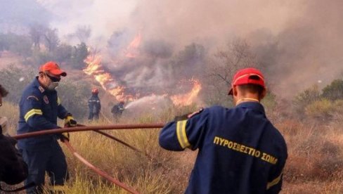 ХИТНА ЕВАКУАЦИЈА НА ОМИЉЕНОЈ ДЕСТИНАЦИЈИ СРБА: Ватрена стихија гута све пред собом, на терену бројне ватрогасне јединице  (ФОТО)