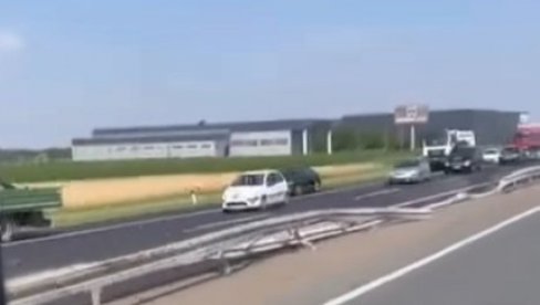 HAVARIJA NA AUTOPUTU KOD NOVE PAZOVE: Kamion probio ogradu, automobili se zakucavali jedni u druge  (FOTO/VIDEO)