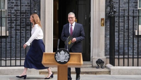 BRITANSKI PREMIJER PODNEO OSTAVKU: Vanredno obraćanje Kira Starmera ispred Dauning Strita