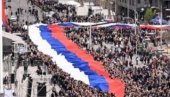 ВРЕДНЕ РУКЕ НАШИХ БАКА И МАЈКИ Новости сазнају: Највећу заставу за скуп Србија наша породица шиле су српкиње