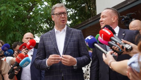 ОВАКО ТО РАДИ ДРЖАВНИК, ДОК ЛАЖОВИ ЛАЖУ: Како је председник Вучић дијалогом и храброшћу успео да му и демонстранти аплаудирају (ВИДЕО)