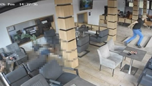 ЕКСКЛУЗИВНА ФОТОГРАФИЈА: Мртав Весковић, убица бежи - пуцао му у главу, а претходно се руковао са убијеним