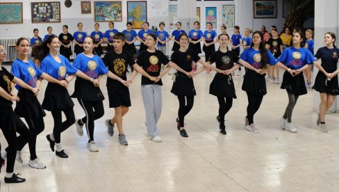 ДЕЦА ПОВЕЛА МАЈКЕ У КОЛО: Ансамбл културно уметничког друштва Дукат са Звездаре, специфичан не само по доброј игри, већ и по заједништву