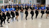 DECA POVELA MAJKE U KOLO: Ansambl kulturno umetničkog društva Dukat sa Zvezdare, specifičan ne samo po dobroj igri, već i po zajedništvu