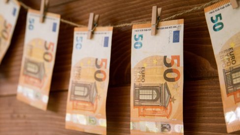 ODOŠE PARE: Zbog jedne stvari plata može da bude manja kada se vratite sa odmora