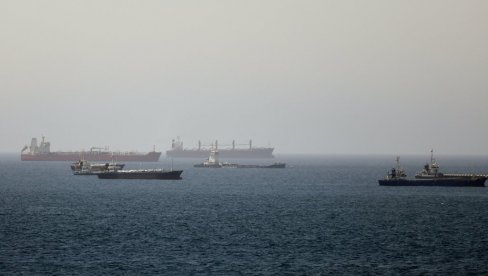 ПОГОЂЕН ТАНКЕР У ОРМУСКОМ МОРЕУЗУ: Поново кључа на Блиском истоку (ФОТО)