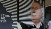 BOLJE DA IH NAĐE POLICIJA NEGO ŠEŠELJ: Huligani kukavički oštetili prostorije SRS
