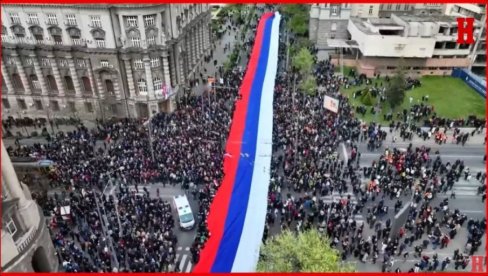 ZA NAŠU SRBIJU! Žena koja je šila najveću trobojku za skup Srbija naša porodica otkriva: Krojili smo je i dan i noć