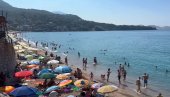 НЕСВАКИДАШЊА НЕСРЕЋА У ЦРНОЈ ГОРИ: Возио аутомобил пешачком зоном, па се закуцао у башту кафића
