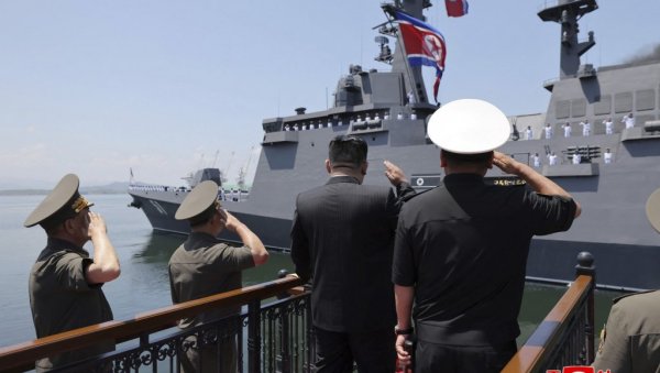 СЕВЕРНА КОРЕЈА ПУСТИЛА У РАД НОВИ РАЗАРАЧ: Ким показао нову звер, тешка је 5.000 тона (ФОТО/ВИДЕО)