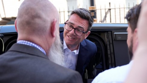 OVOG ČOVEKA DANI DELE OD TOGA DA POSTANE NOVI BRITANSKI PREMIJER: Spektakularno srušio Starmera, a drugi protivnik se povukao (FOTO)