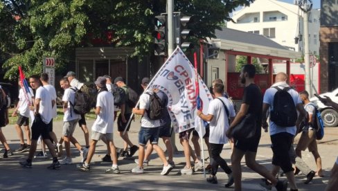 VIJORI SE SRBIJA POBEĐUJE  NOVOSADSKIM ULICAMA: Građani krenuli iz Novog Sada peške na skup u Beogradu (FOTO/VIDEO)