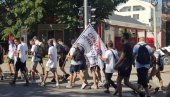 VIJORI SE SRBIJA POBEĐUJE  NOVOSADSKIM ULICAMA: Građani krenuli iz Novog Sada peške na skup u Beogradu (VIDEO)