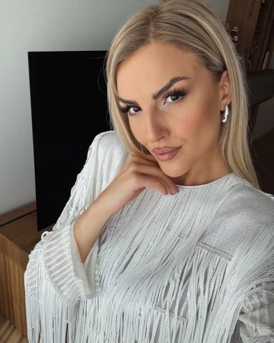 НИКОГ НИЈЕ ОСТАВИЛА РАВНОДУШНИМ: Певачица спаковала кофере и побегла од градске гужве (ФОТО)