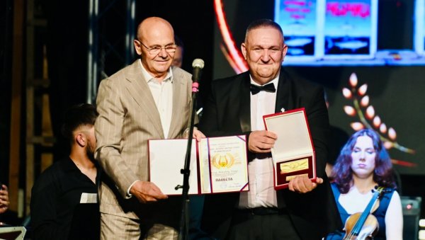 ЕМОТИВНЕ СЦЕНЕ У ЛОЗНИЦИ: Струји уручена награда за животно дело у родном граду (ФОТО)