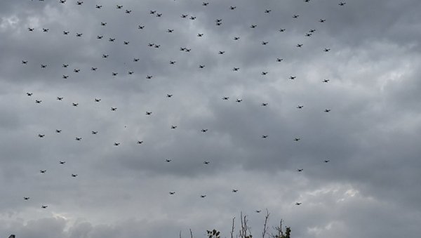 НЕВЕРОВАТНО! Сутра дрон шоу испред Скупштине - Летилице ће најавити велики скуп Србија једна породица (ВИДЕО)