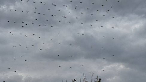 NEVEROVATNO! Sutra dron šou ispred Skupštine - Letilice će najaviti veliki skup Srbija jedna porodica (VIDEO)