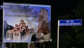 ПОСТАВЉЕН БИЛБОРД НА УЛАЗУ У ГРАЧАНИЦУ: Срби се не одричу историје упркос притисцима лажне државе (ВИДЕО)