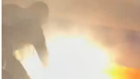 УЗ АЛАХУ ЕКБЕР И ПСОВКЕ СКИДАЈУ И ПАЛЕ ЗАСТАВУ РЕПУБЛИКЕ СРПСКЕ: Бањалука осудила језив инцидент (ВИДЕО)
