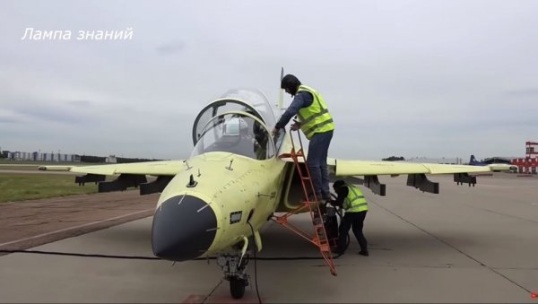 ПОЛЕТЕЛА РУСКА ЗВЕР! Нови лаки ловац Јак-130М у ваздуху: Западу се неће свидети шта све овај авион може! (ВИДЕО)