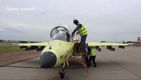 ПОЛЕТЕЛА РУСКА ЗВЕР! Нови лаки ловац Јак-130М у ваздуху: Западу се неће свидети шта све овај авион може! (ВИДЕО)