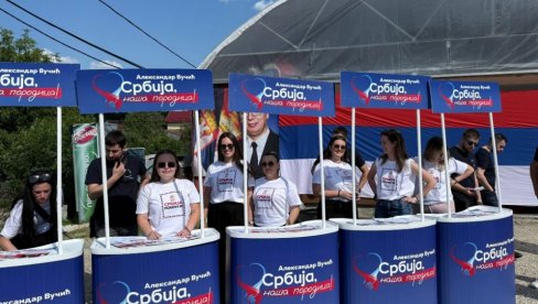 НАРОД ЧЕКА ВУЧИЋА: Грађани се окупили у Опленићима (ФОТО)