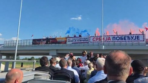 АЦО, СРБИНЕ Грађани са надвожњака поздрављају председника Вучића током обиласка деонице аутопута Адрани-Прељина