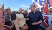 ДОЧЕК ВУЧИЋА У ОПЛАНИЋИМА: Председнику на поклон икона