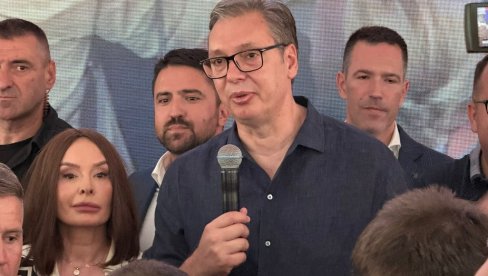 PEVAJ SRBIJO, ZEMLJO JUNAKA Čaroban doček Vučića u Oplanićima, ore se pesme Baje Malog Knindže