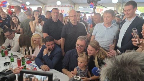 PROSLAVA VELIKOG USPEHA SRBIJE: Vučić u Oplanićima (FOTO/VIDEO)