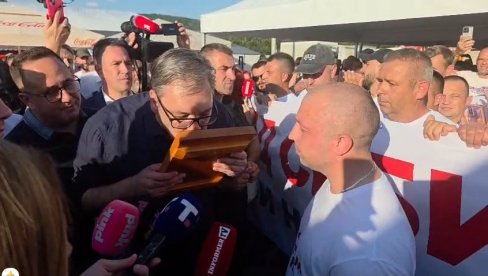 ДОЧЕК ВУЧИЋА У ОПЛАНИЋИМА: Председнику на поклон икона
