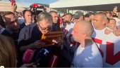 ДОЧЕК ВУЧИЋА У ОПЛАНИЋИМА: Председнику на поклон икона