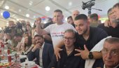 ВУЧИЋ СЕ СЛИКАО СА СРБИМА СА КИМ: Три прста и порука - Срби са КиМ уз Вучића