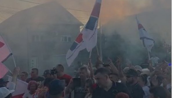 ГРОЦКА УЗ ВУЧИЋА: Грађани изашли на улице, спремају се за велики сутрашњи скуп, па познатом поруком ујединили Србију (ВИДЕО)