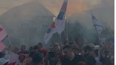 ГРОЦКА УЗ ВУЧИЋА: Грађани изашли на улице, спремају се за велики сутрашњи скуп, па познатом поруком ујединили Србију (ВИДЕО)