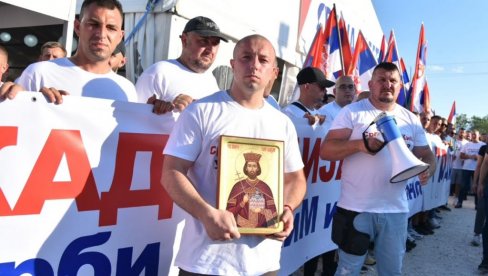 СПЕЦИЈАЛАН ПОКЛОН ЗА ПРЕДСЕДНИКА: Срби са КиМ даривали Вучићу икону Кнеза Лазара, он је целивао