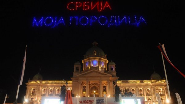 ДРОН ШОУ ИСПРЕД СКУПШТИНЕ: Србија једна породица (ВИДЕО)