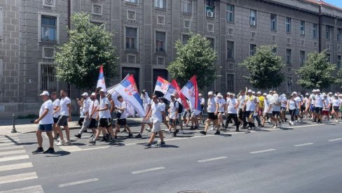 VIORE SE TROBOJKE: Pešaci iz Novog Sada stigli do Zemuna (FOTO)