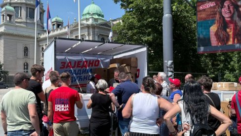 ШТАНД СА МАЈИЦАМА И РЕКВИЗИТИМА РАДИ ПУНОМ ПАРОМ: Грађани се окупљају у великом броју (ФОТО)