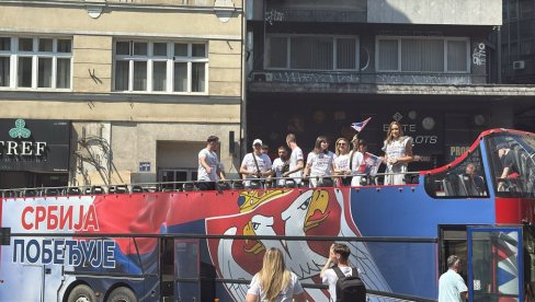 PRELEPE SCENE U BEOGRADU: Mladi u autobusu sa zastavom Srbije poručuju da „Srbija pobeđuje“