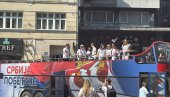 PRELEPE SCENE U BEOGRADU: Mladi u autobusu sa zastavom Srbije poručuju da „Srbija pobeđuje“