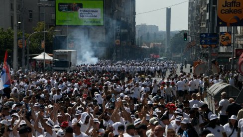 VELIČANSTVENI KORTEO! Desetak hiljada mladih stiže na skup Srbija jedna porodica, pogledajte moćne prizore (FOTO/VIDEO)